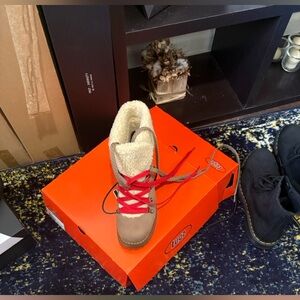 Lugz Women's Cozy Tan Boots with Red Laces